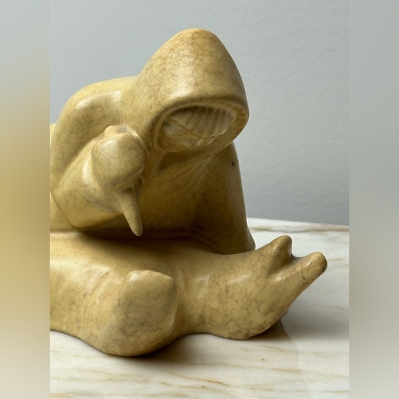 Vintage Beige Hollow Hunter Sculpture - Picture 3 of 12